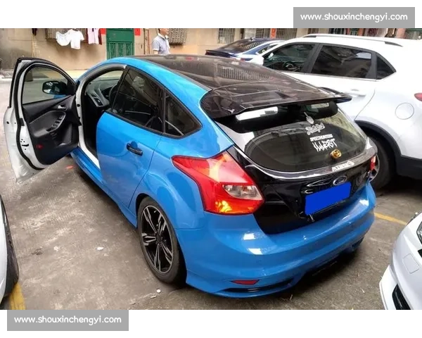 福克斯轻松写意空接暴扣，与球迷互动点燃现场激情